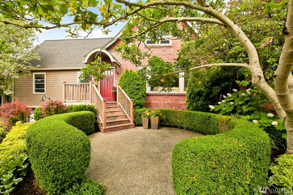 Property Photo:  2337 McGilvra Blvd E  WA 98112 