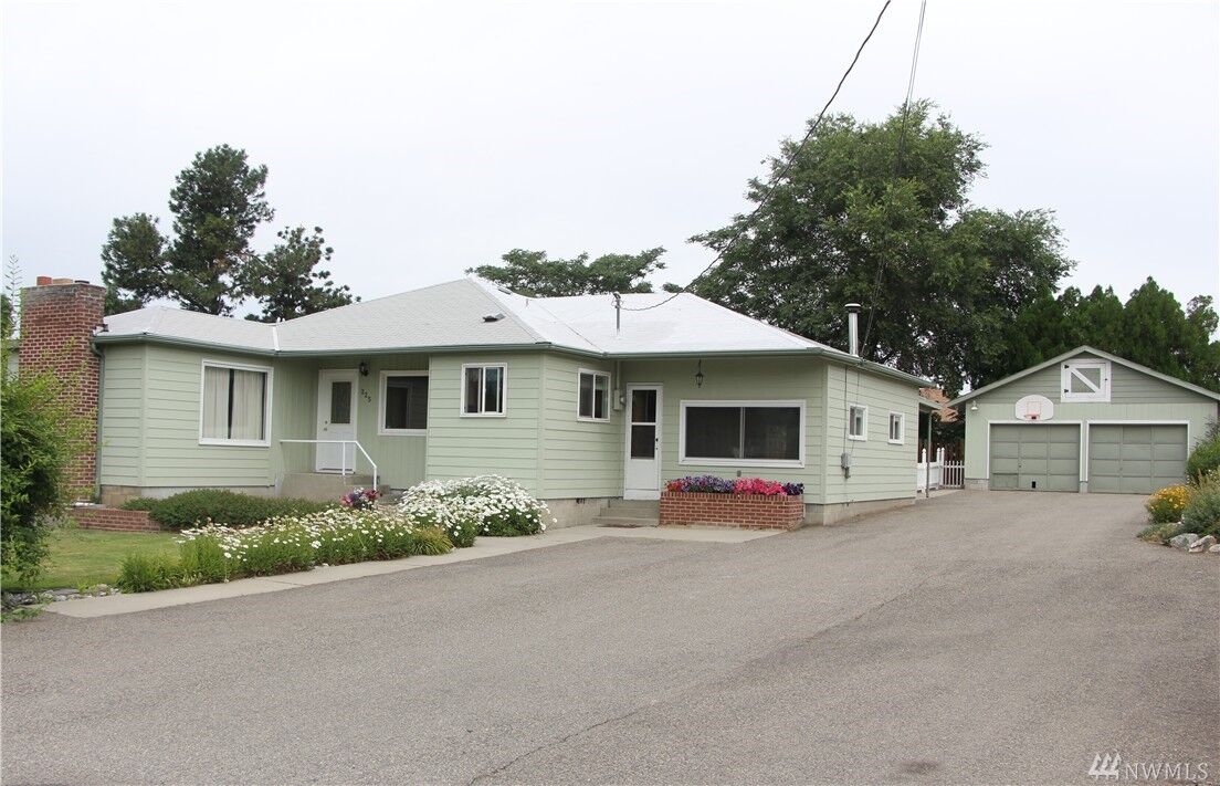 Property Photo:  225 SE 1st St  WA 98802 