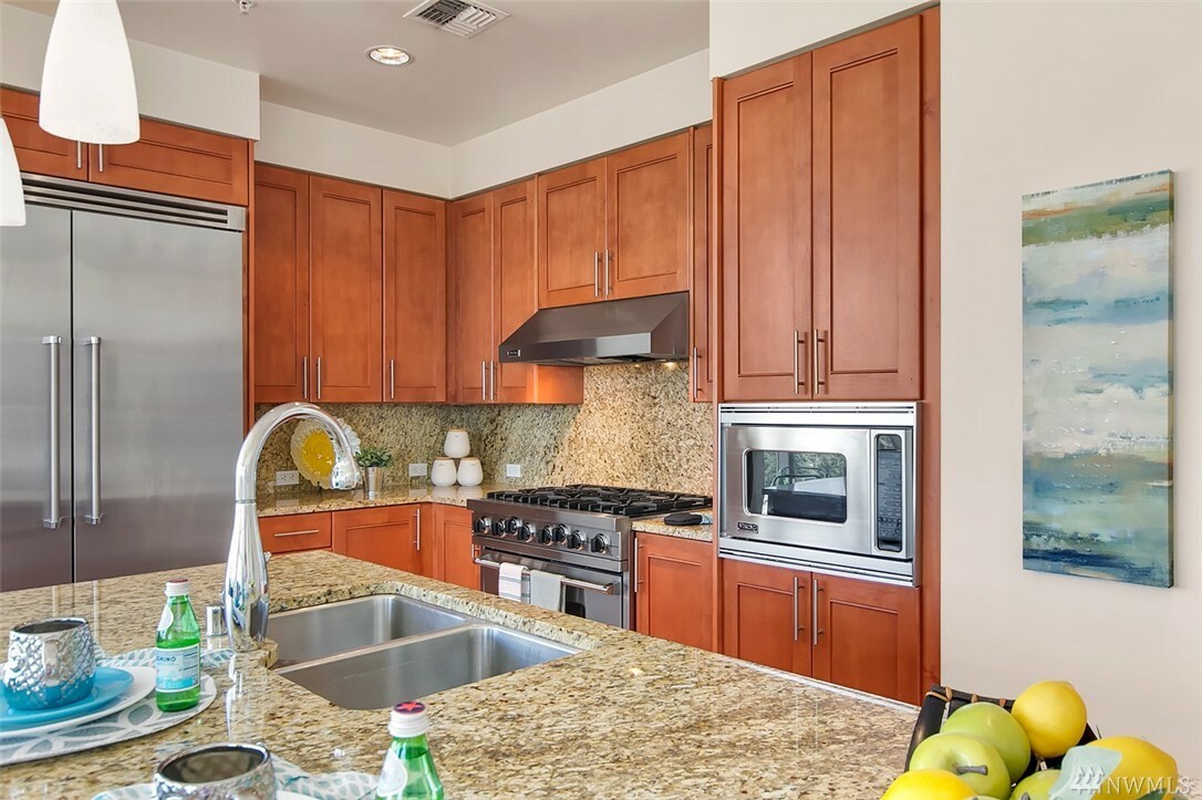 Property Photo: 10650 NE 9th Place 2126 WA 98004