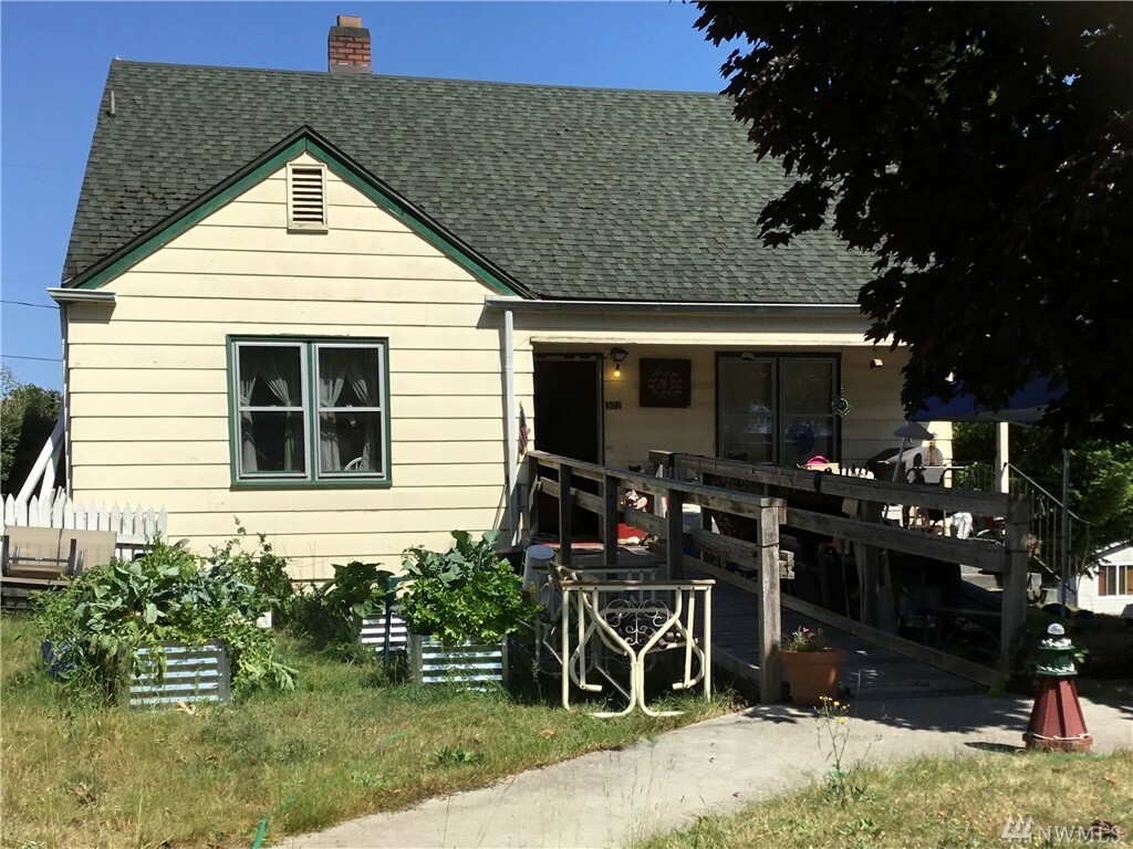 Property Photo:  302 N Cambrian Ave  WA 98312 