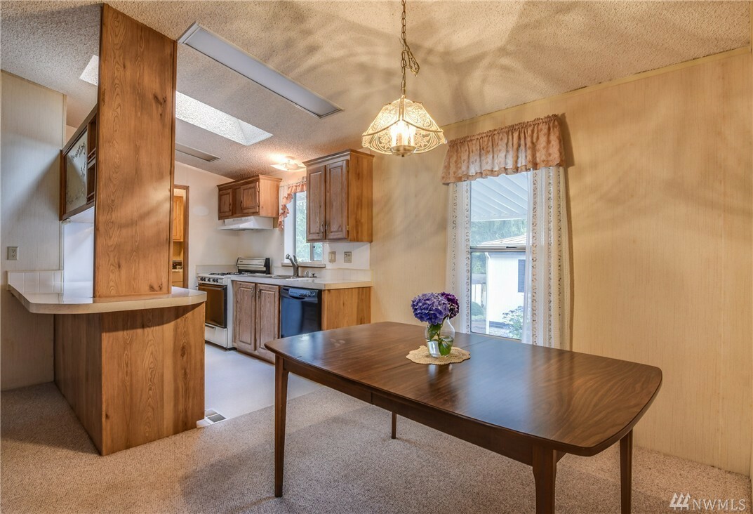 Property Photo: 18425 NE 95th St 147 WA 98052