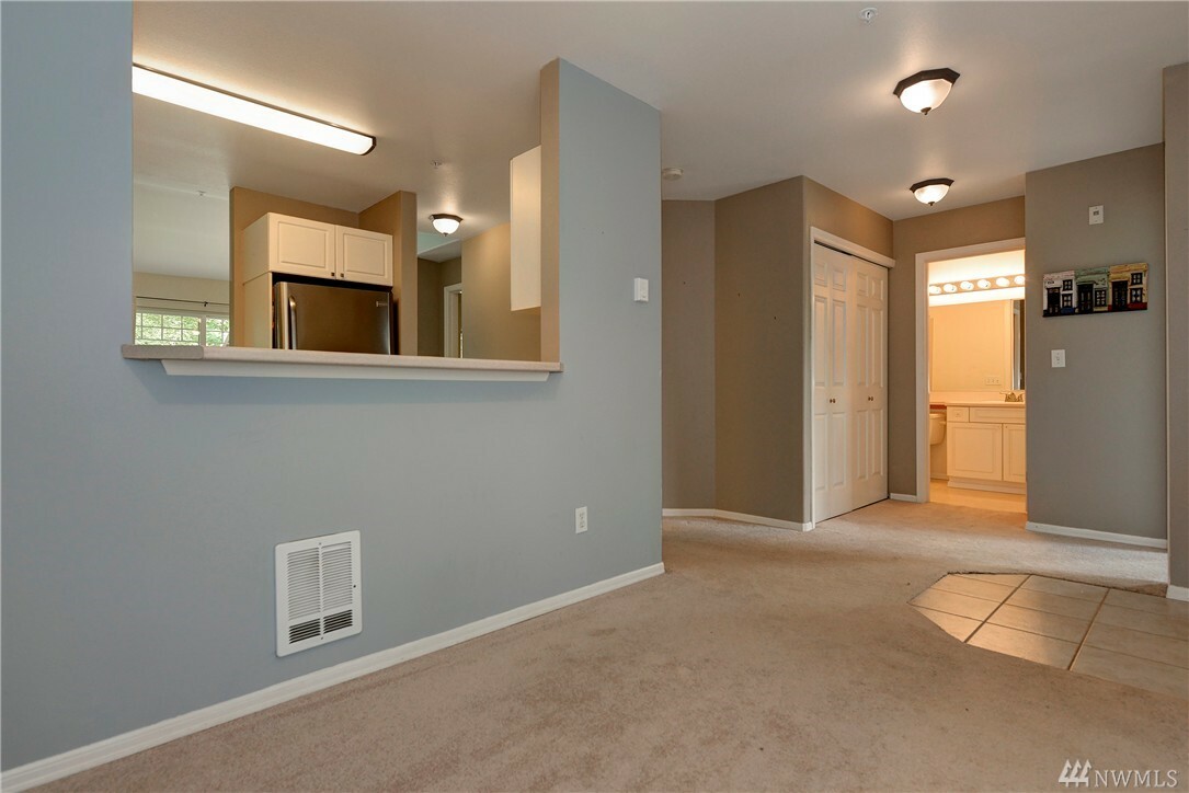 Property Photo:  18501 SE Newport Way M352  WA 98027 