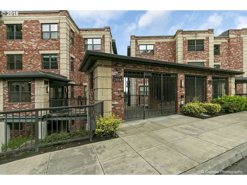 Property Photo:  2454 NW Westover Rd 103  OR 97210 