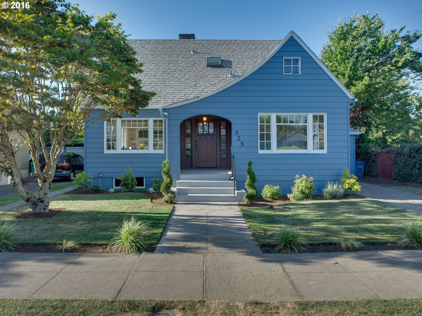 Property Photo:  625 N Russet St  OR 97217 