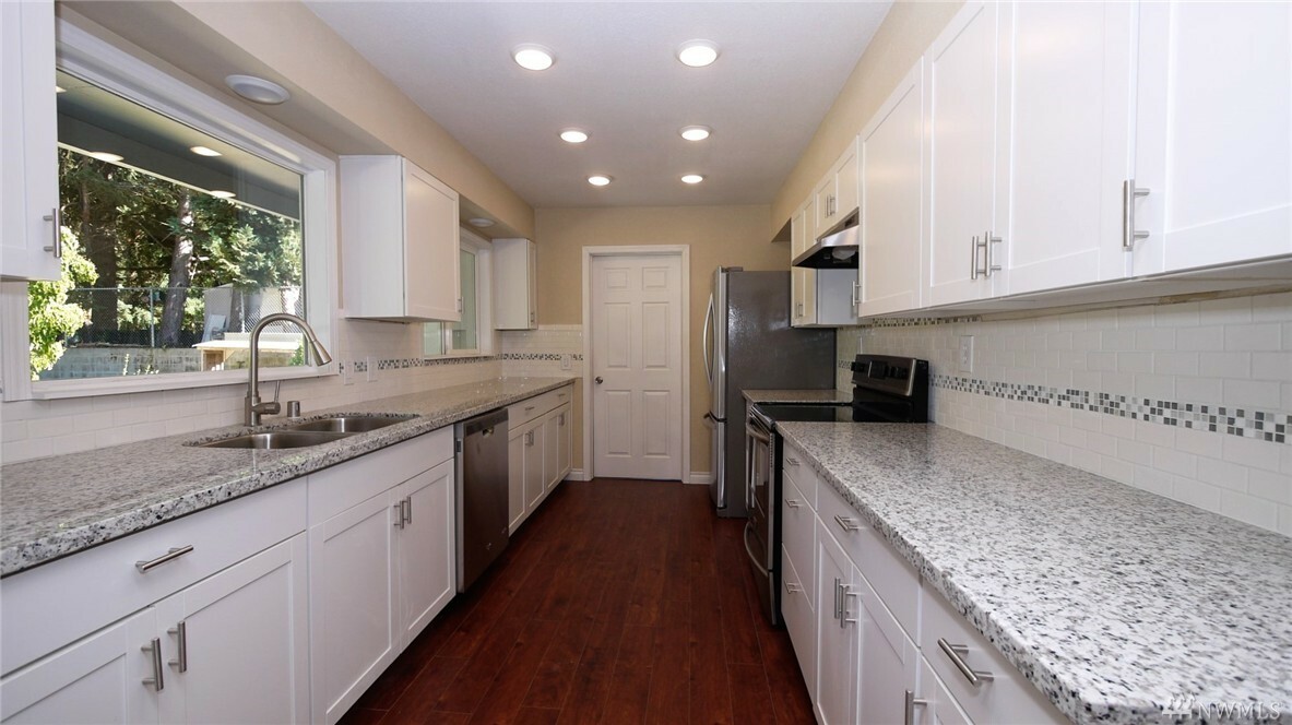 Property Photo:  2117 Cascade Place W  WA 98466 