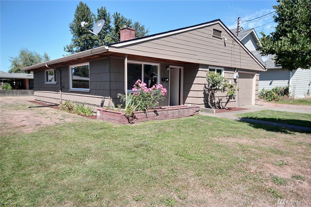 Property Photo:  757 Woodford Ave N  WA 98031 