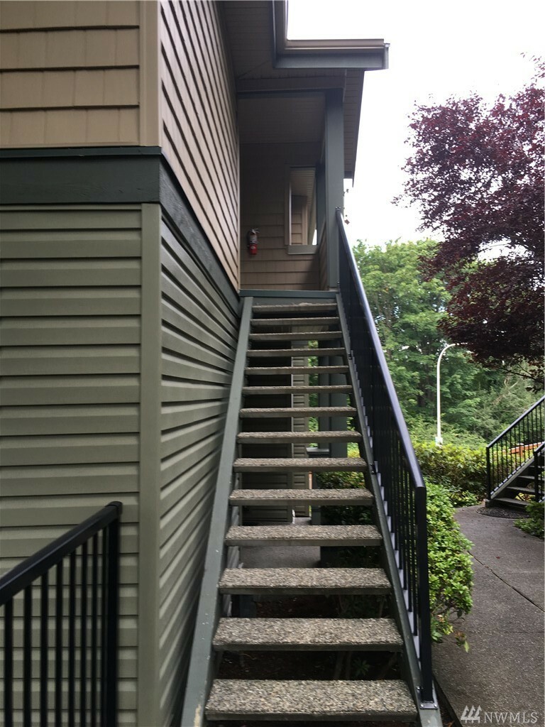 Property Photo: 1500 S 18th St E202 WA 98055