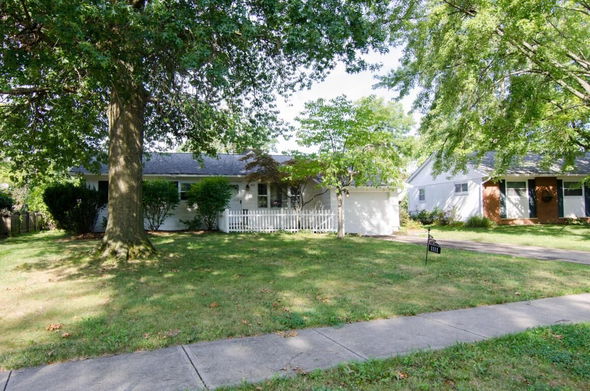 Property Photo:  1111 Carrousel E Drive  OH 43068