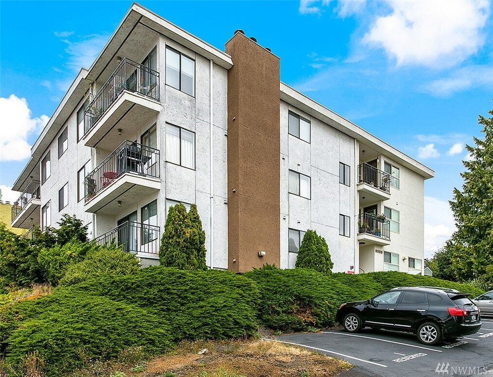 Property Photo: 10106 Greenwood Ave N 301 WA 98133