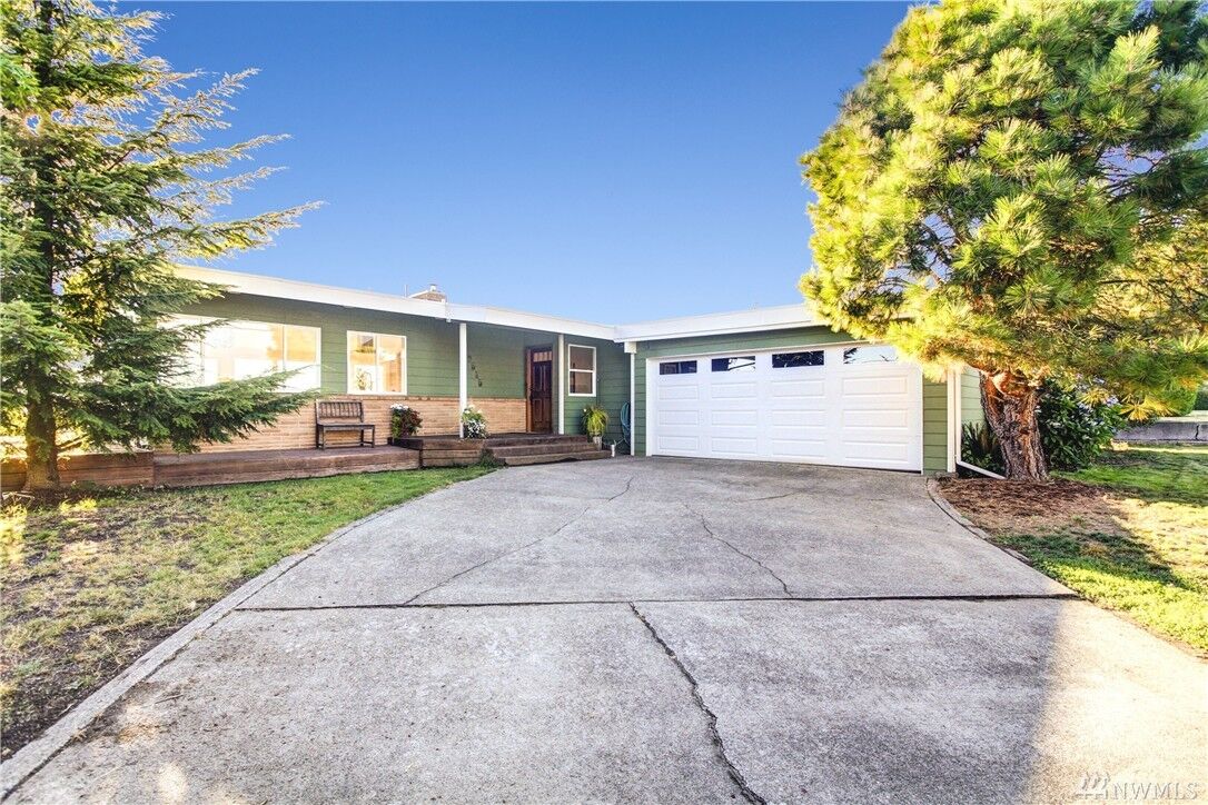 Property Photo:  19545 45th Avenue NE  WA 98155 