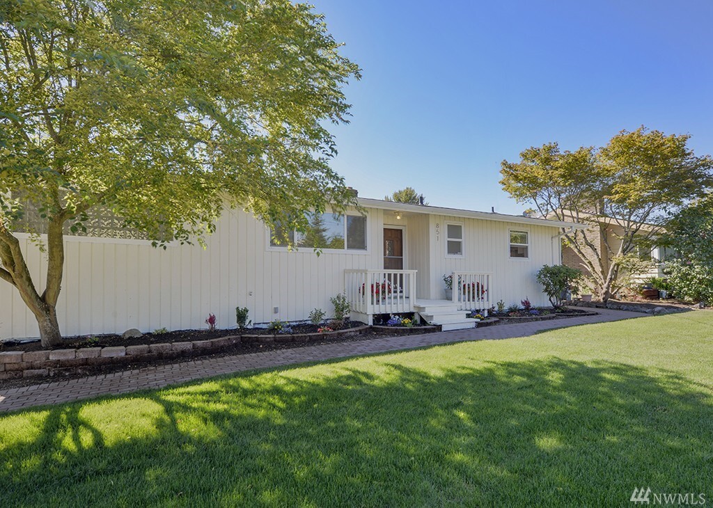 Property Photo: 851 Jefferson Ave NE WA 98056
