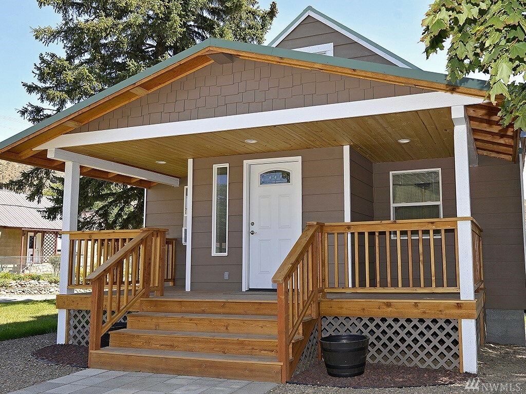 Property Photo:  402 5th Ave  WA 98856 