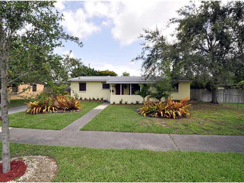 Property Photo: 9935 Pan American Dr FL 33189