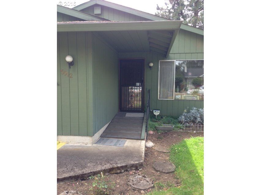 Property Photo: 5912 SE Harold St OR 97206