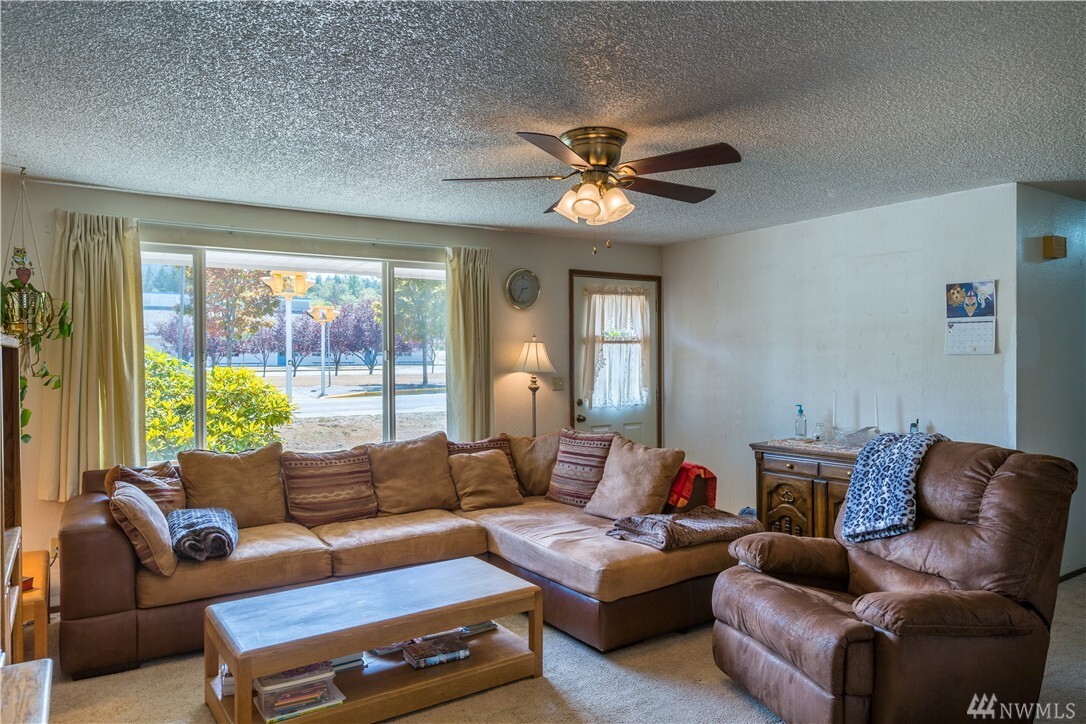 Property Photo: 1308 41st St WA 98221