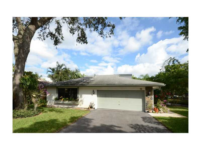 Property Photo:  20 Boxwood Rd 20  FL 33021 