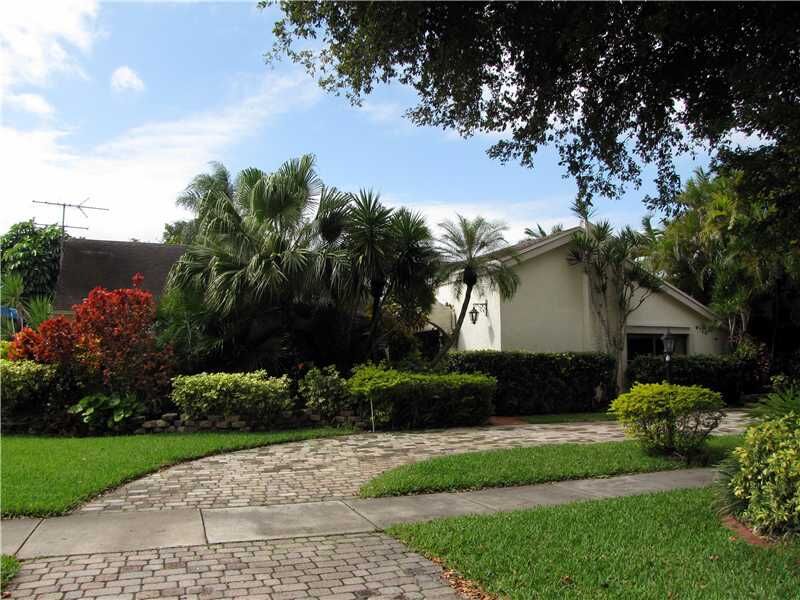 Property Photo: 9730 W Calusa Club Dr FL 33186