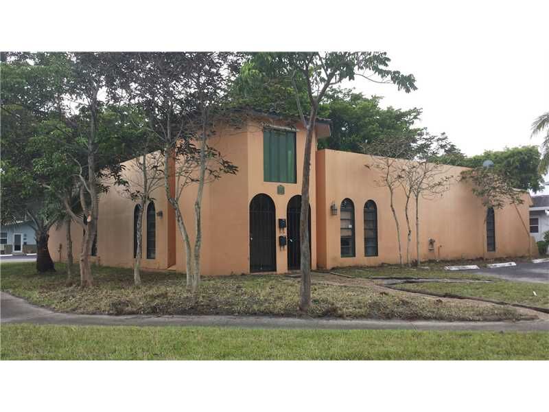 Property Photo:  800 SW 12th Pl  FL 33315 