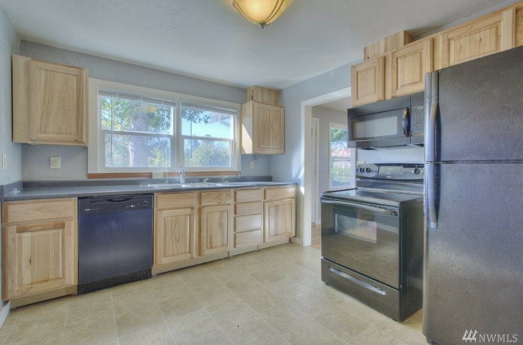 Property Photo:  415 3rd St  WA 98388 