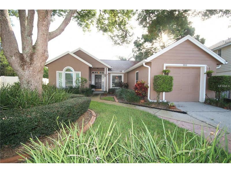 Property Photo: 822 E Charing Cross Circle FL 32746