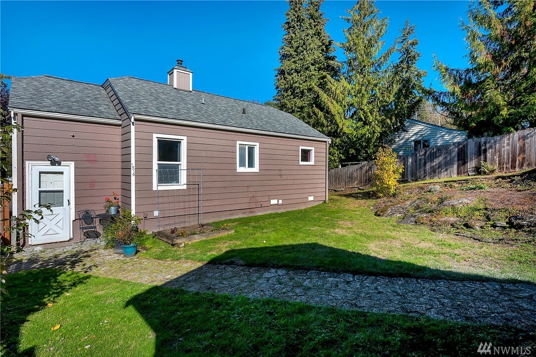 Property Photo:  1516 Lakeway Dr  WA 98229 