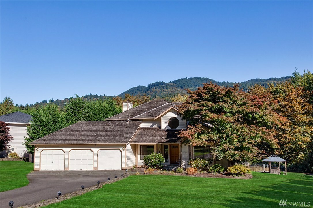 Property Photo: 20612 SE 136th St WA 98027