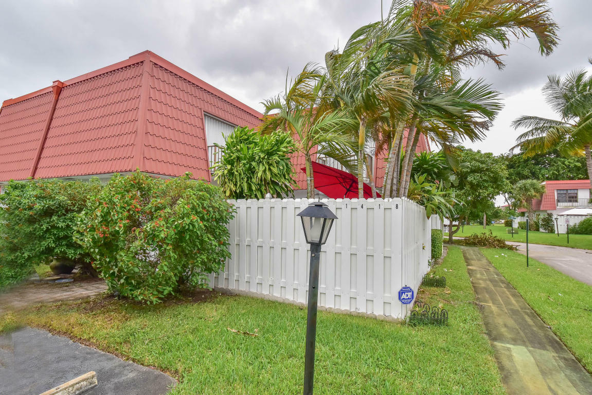 Property Photo:  1418 Oxford Lane 15B  FL 33426 