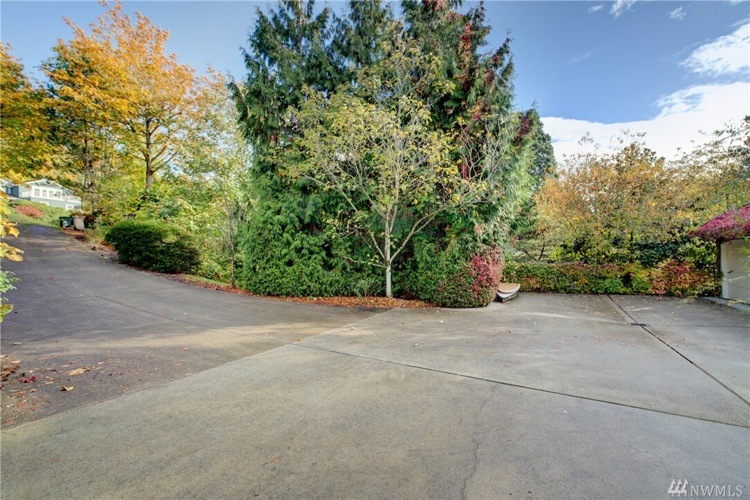 Property Photo: 8336 Avalon Dr WA 98040