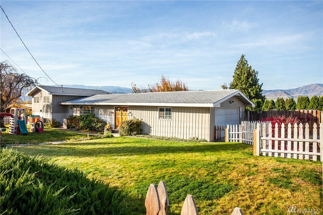 Property Photo: 1310 N Fairmont Ave WA 98802