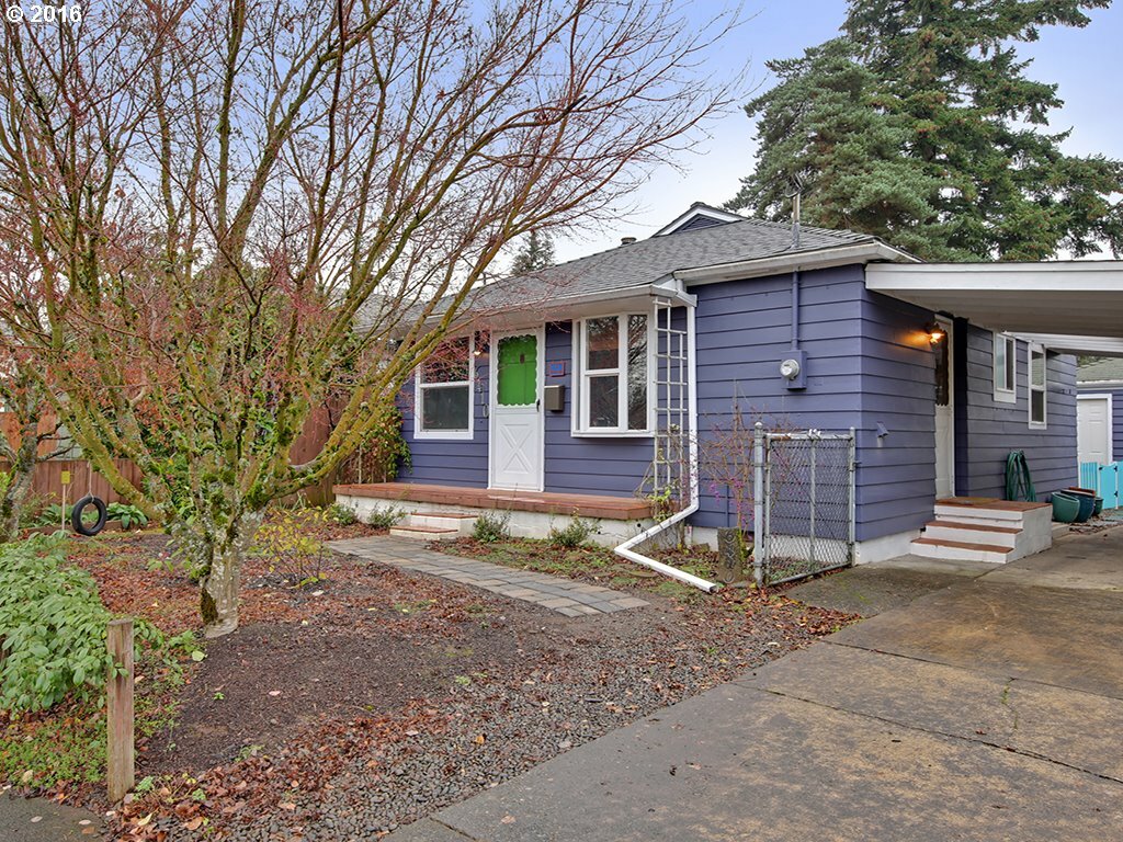 Property Photo: 6410 SE Reedway St OR 97206