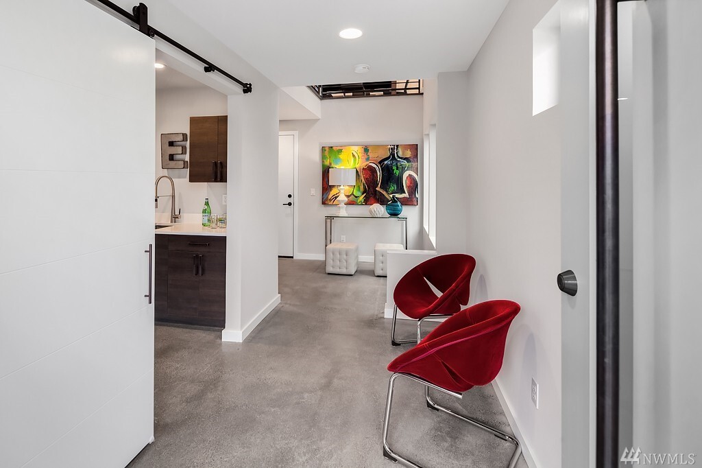 Property Photo:  10137 NE 63rd St  WA 98033 