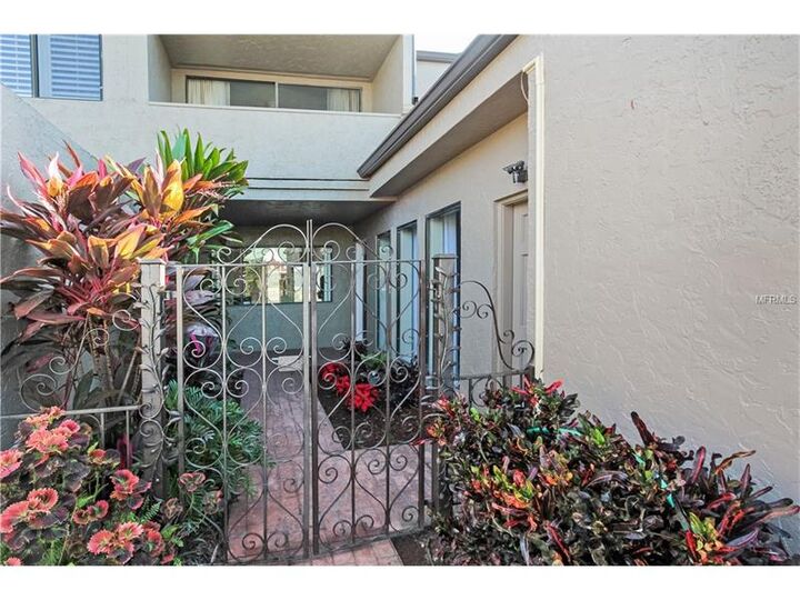 Property Photo:  4512 Rolling Green Lane  FL 33618 