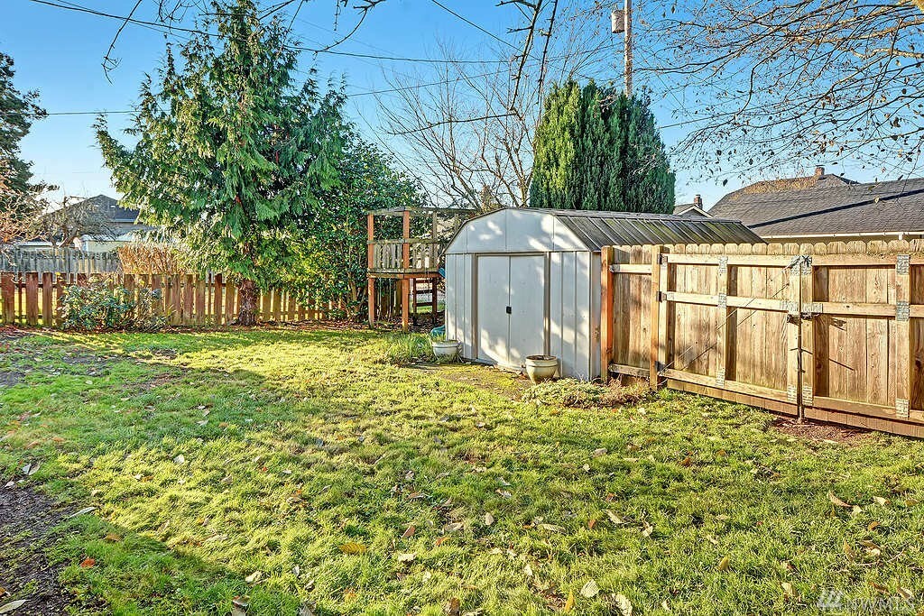 Property Photo: 1018 Rucker Ave WA 98201