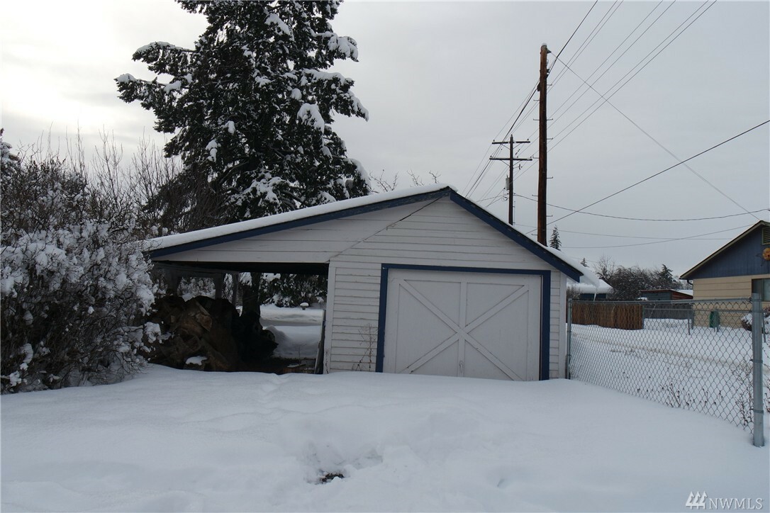 Property Photo:  503 W 10th Ave  WA 98926 