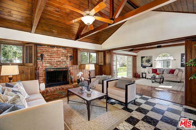 Property Photo: 10421 Addison St CA 91601