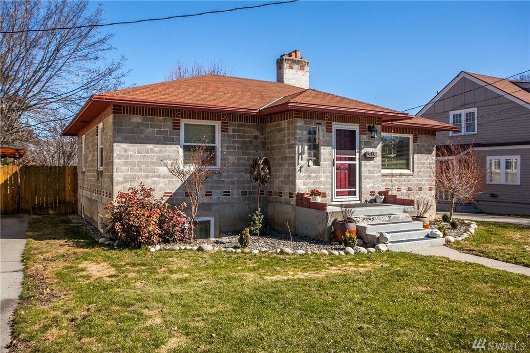 Property Photo:  515 Hawthorne St  WA 98801