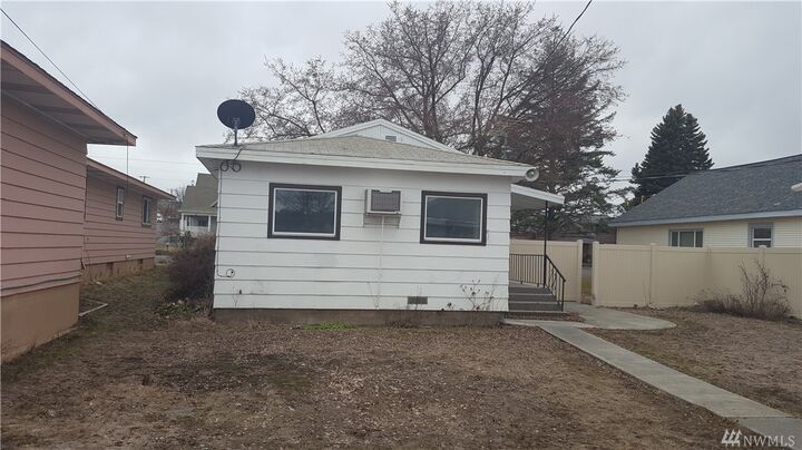 Property Photo:  311 E 1st Ave  WA 99159 
