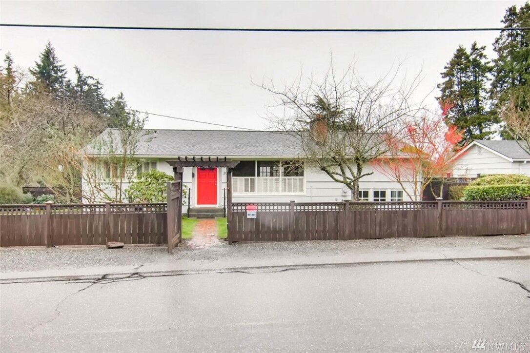 Property Photo:  305 Pine Street  WA 98020 