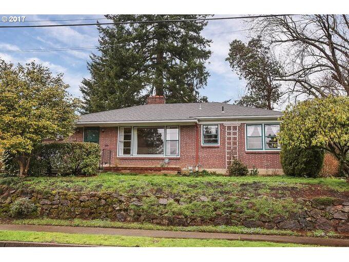 Property Photo:  4025 SE Lexington St  OR 97202