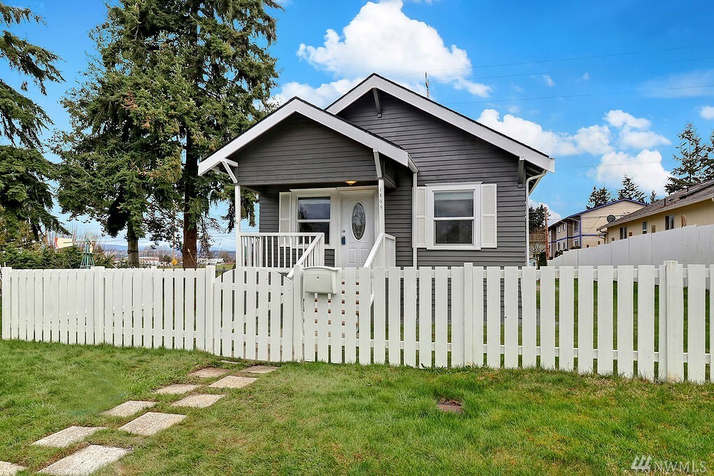 Property Photo: 1805 Walnut St WA 98201