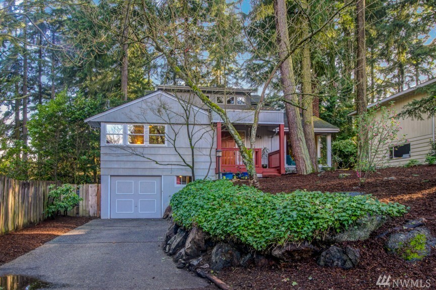 Property Photo:  843 NE 127th St  WA 98125 