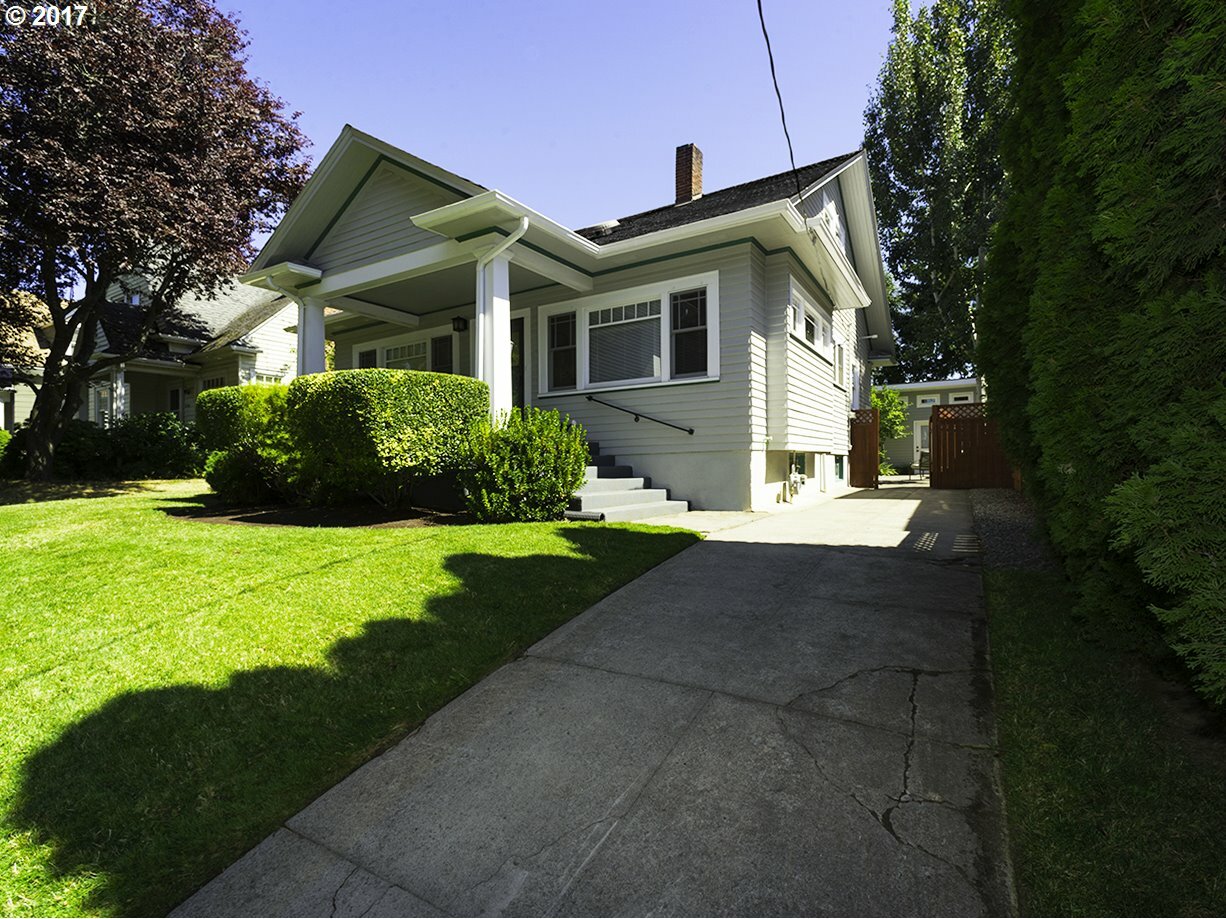 Property Photo:  2202 SE 57th Ave  OR 97215 