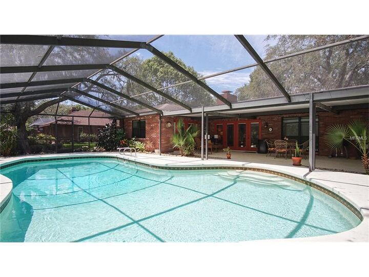Property Photo: 2524 Laurelwood Lane FL 33596