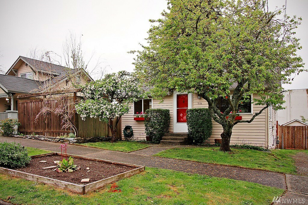 Property Photo:  916 N 93rd St  WA 98103 