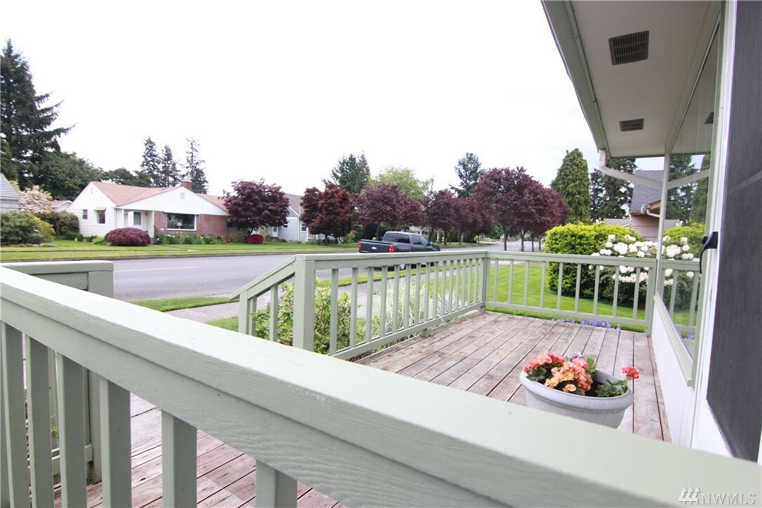 Property Photo:  720 Wood Ave  WA 98390 