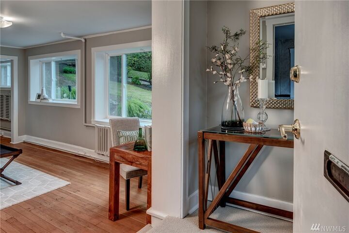 Property Photo: 1302 Queen Anne Ave N B WA 98109