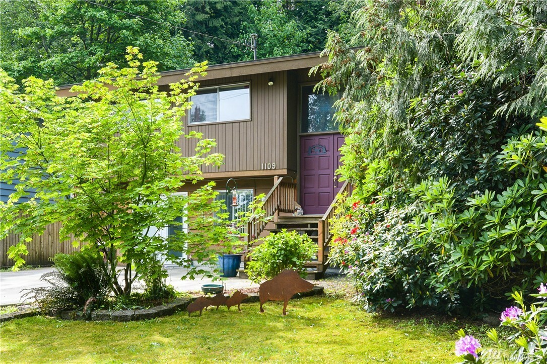 Property Photo:  1109 NE 200th St  WA 98155 