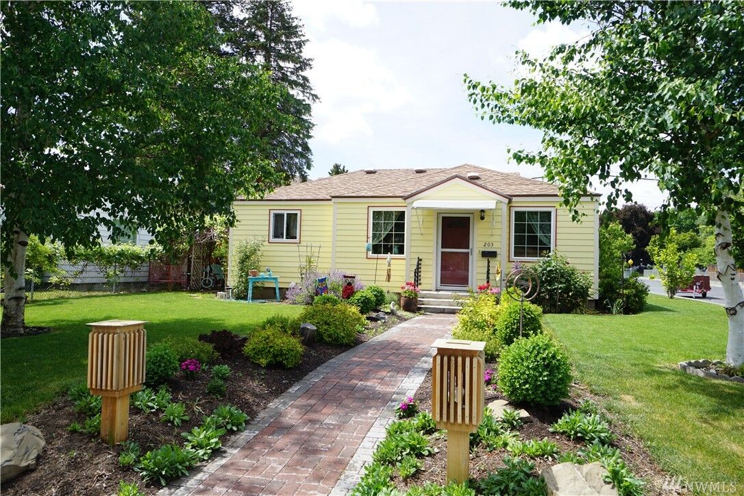 Property Photo:  203 D St SW  WA 98823 