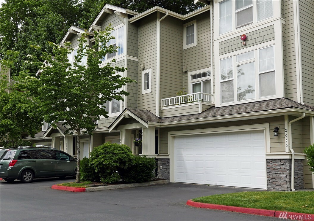 Property Photo:  2052 Newport Wy NW 18-3  WA 98027 