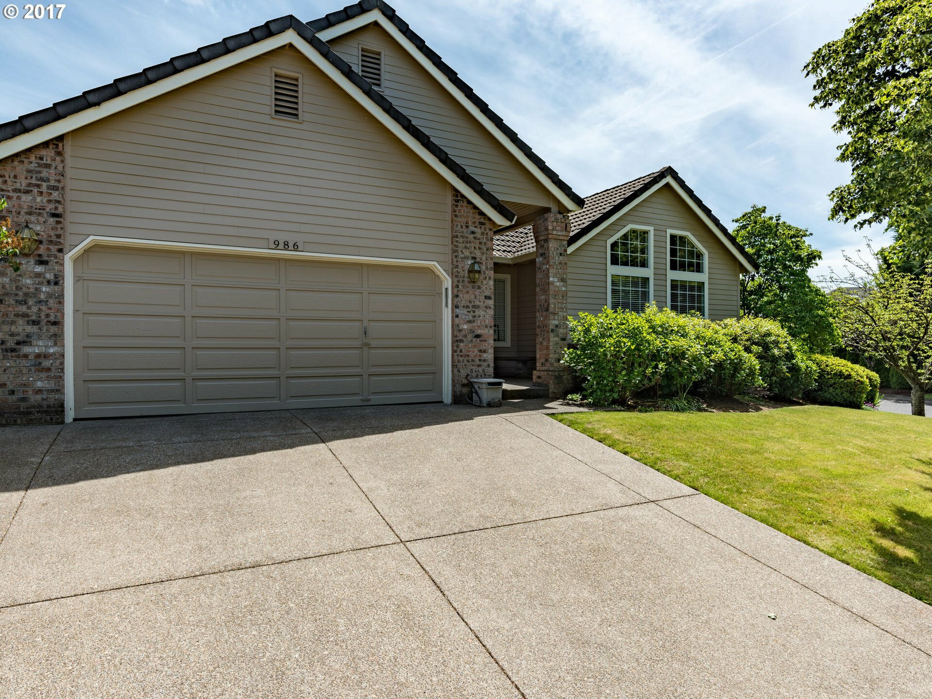 Property Photo: 986 NW Silverado Dr OR 97006